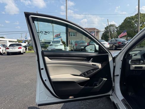 Used 2018 Honda Accord Touring image 9