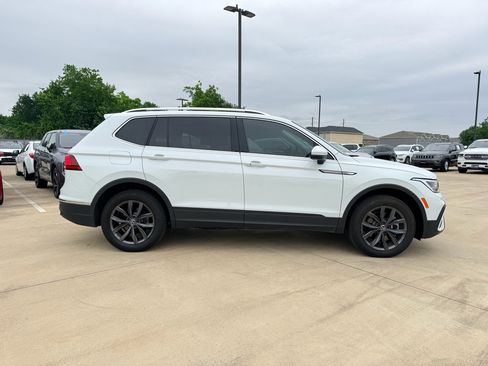 Used 2022 Volkswagen Tiguan SE w/ Panoramic Sunroof Package FWD image 4