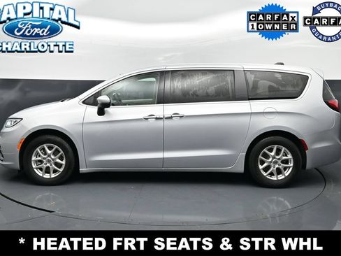 Used 2023 Chrysler Pacifica Touring-L FWD image 4