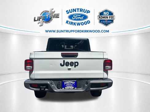 Used 2025 Jeep Gladiator Sport AWD/4WD image 4