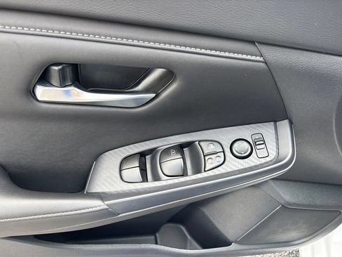 Used 2025 Nissan Sentra SV FWD image 11