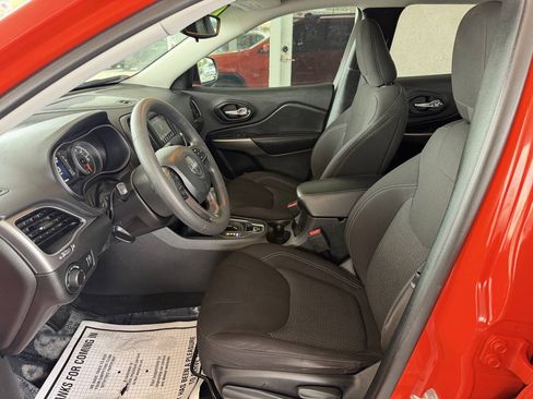 Used 2021 Jeep Cherokee Latitude FWD image 6
