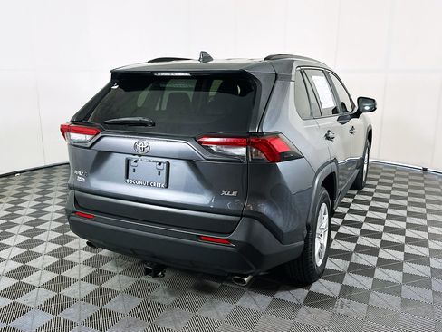 Used 2019 Toyota RAV4 XLE w/ Convenience Package FWD image 3