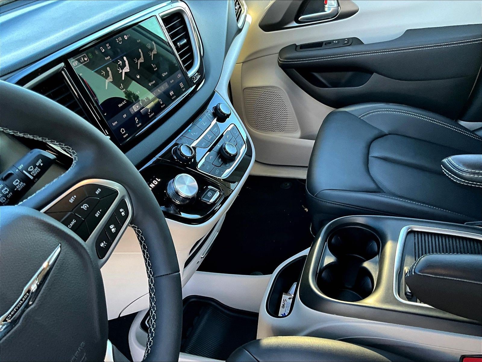 Used 2024 Chrysler Pacifica Touring-L FWD image 17