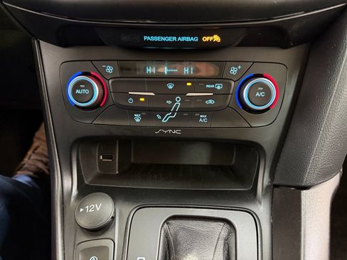 Used 2018 Ford Focus SE w/ SE Appearance Package image 25