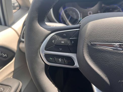 Used 2024 Chrysler Pacifica Touring-L FWD image 24