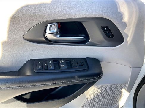 Used 2023 Chrysler Pacifica Touring-L image 36