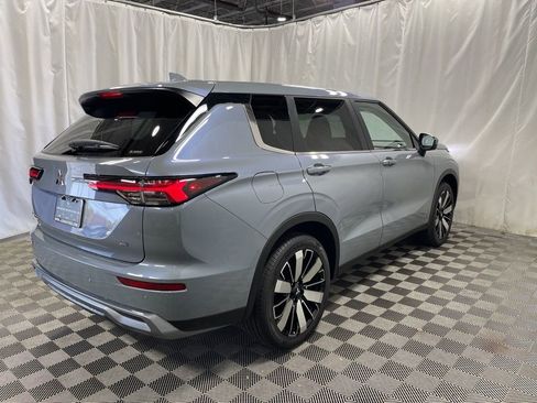 New 2025 Mitsubishi Outlander SE image 3