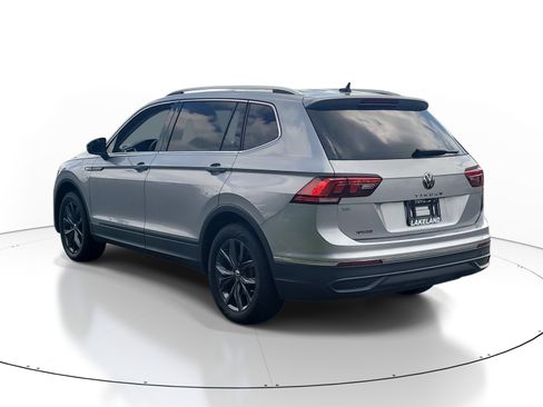 Used 2022 Volkswagen Tiguan SE w/ Panoramic Sunroof Package FWD image 5