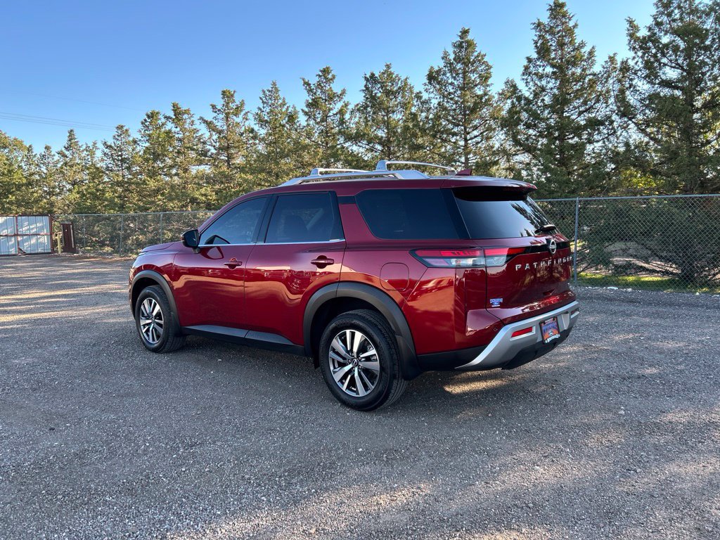 Used 2025 Nissan Pathfinder SL FWD image 4