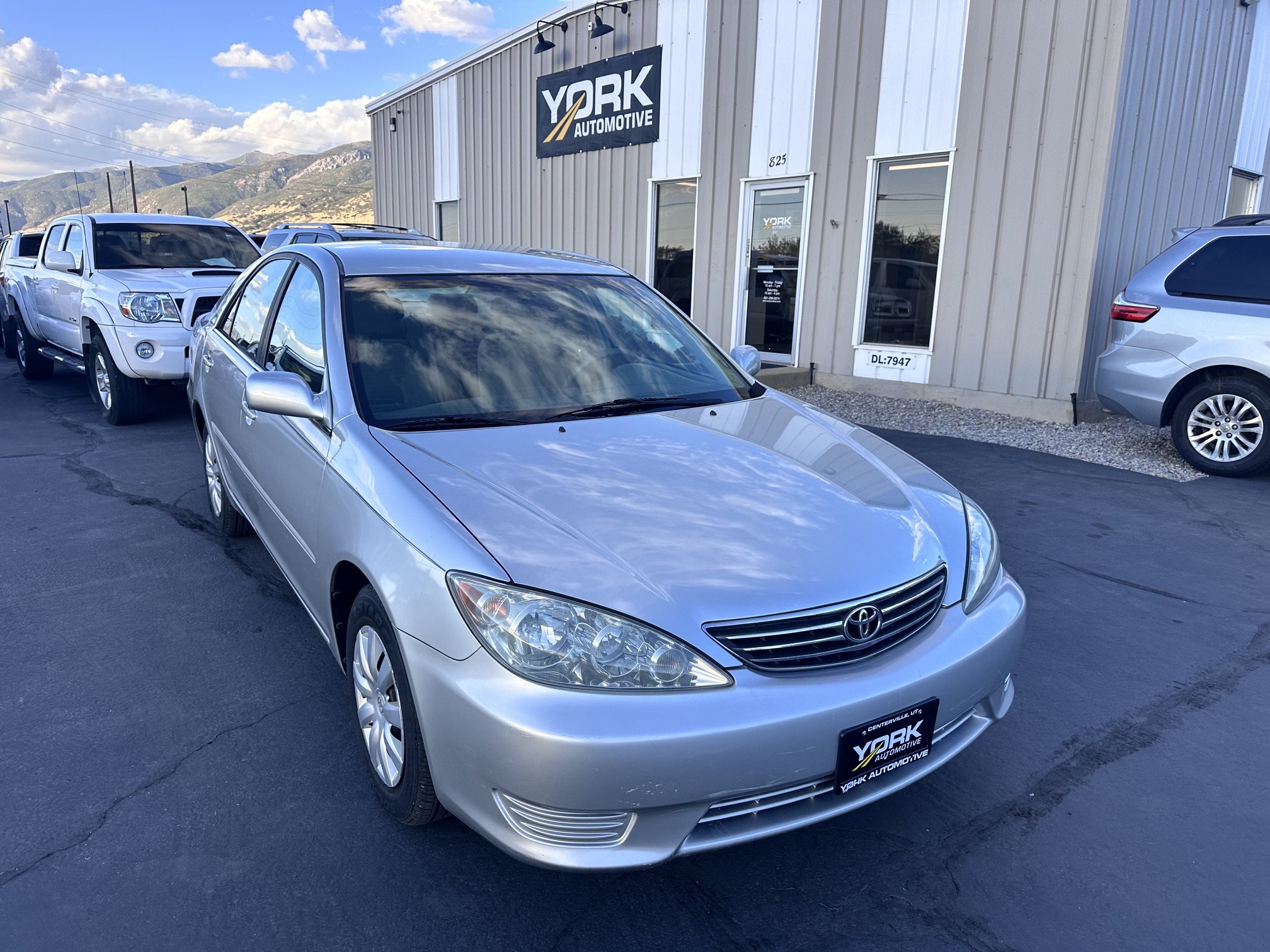 Used 2005 Toyota Camry LE FWD image 1