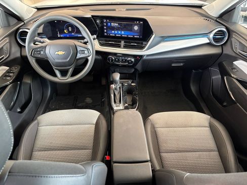 Used 2025 Chevrolet Trax LT FWD image 31
