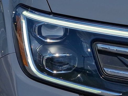 Used 2025 Volkswagen Atlas Peak Edition SE AWD/4WD image 7