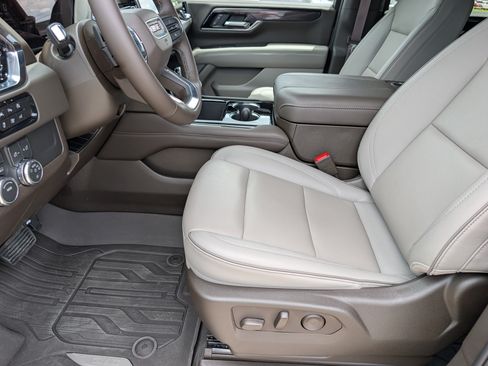 Used 2025 GMC Yukon XL Elevation w/ LPO, Illumination Package AWD/4WD image 9