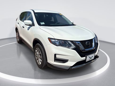 Used 2019 Nissan Rogue S image 2