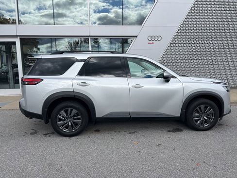Used 2022 Nissan Pathfinder SV image 16