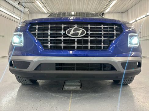 Used 2023 Hyundai Venue Limited FWD image 11