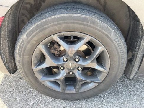 Used 2018 Chrysler Pacifica Touring-L w/ S Appearance Package FWD image 12