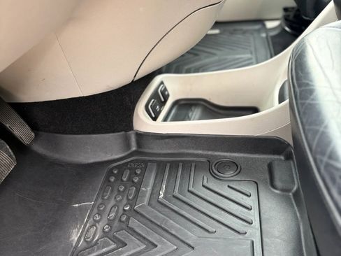 Used 2017 Chrysler Pacifica Touring-L w/ Tire & Wheel Group FWD image 13