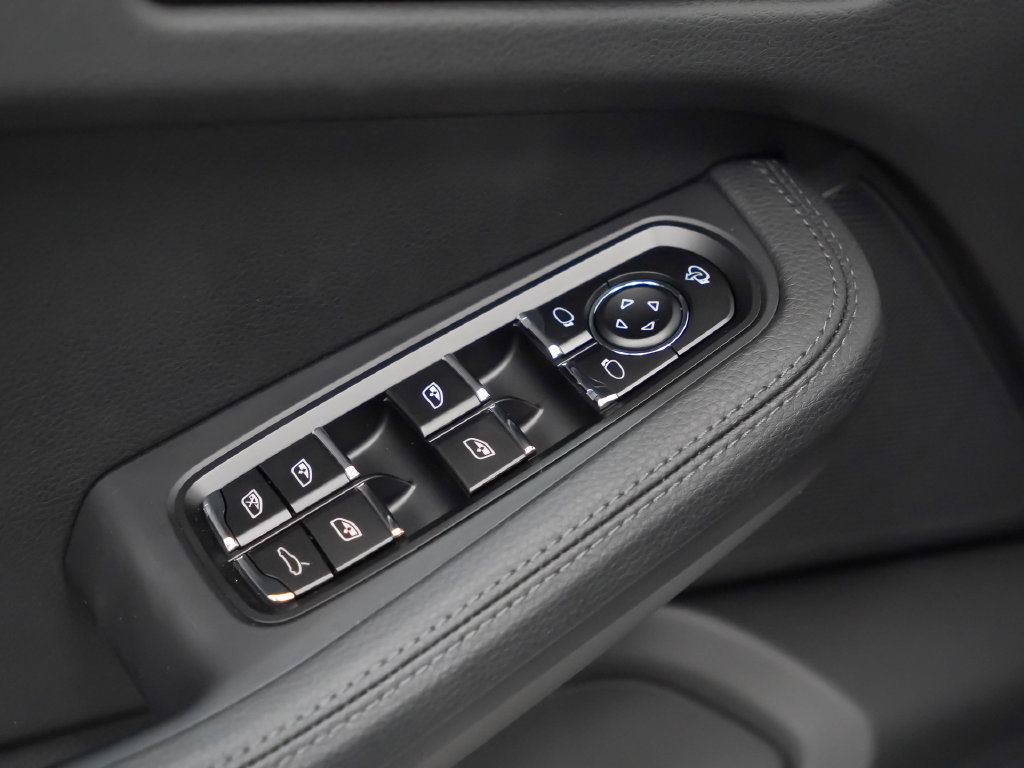 Certified 2026 Porsche Macan AWD/4WD image 23