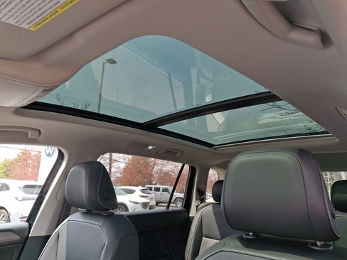 Certified 2024 Volkswagen Tiguan SE image 15