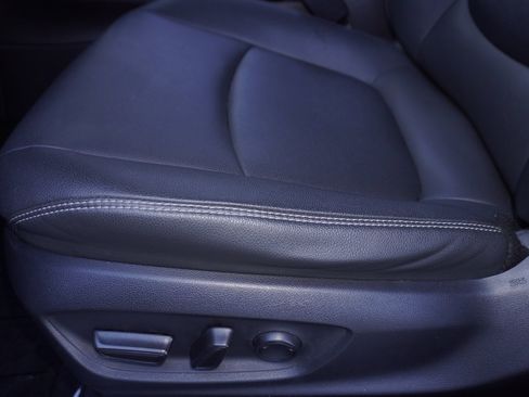 Certified 2022 Toyota Corolla Cross XLE image 12