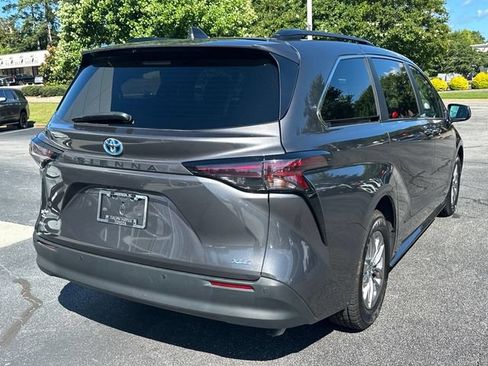Used 2025 Toyota Sienna XLE FWD image 3