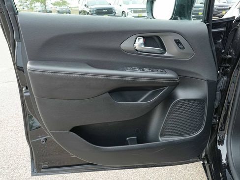 Used 2026 Chrysler Pacifica Select FWD image 25
