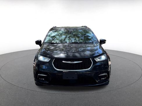 Used 2022 Chrysler Pacifica Touring-L w/ Uconnect Theater Family Group FWD image 2