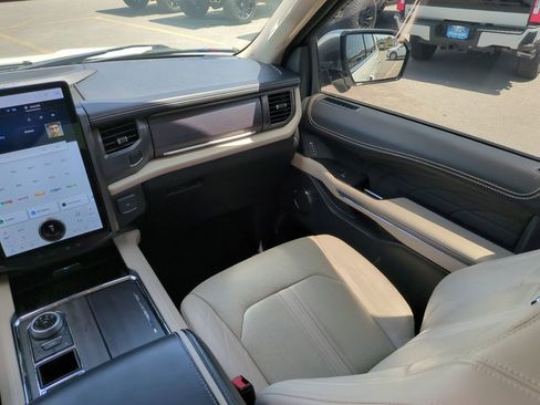 Used 2022 Ford Expedition Platinum image 18