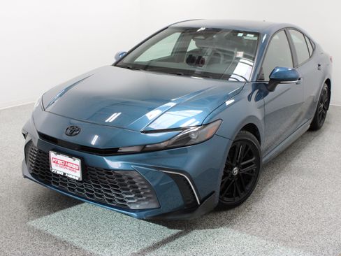 Used 2025 Toyota Camry SE w/ Convenience Package FWD image 2