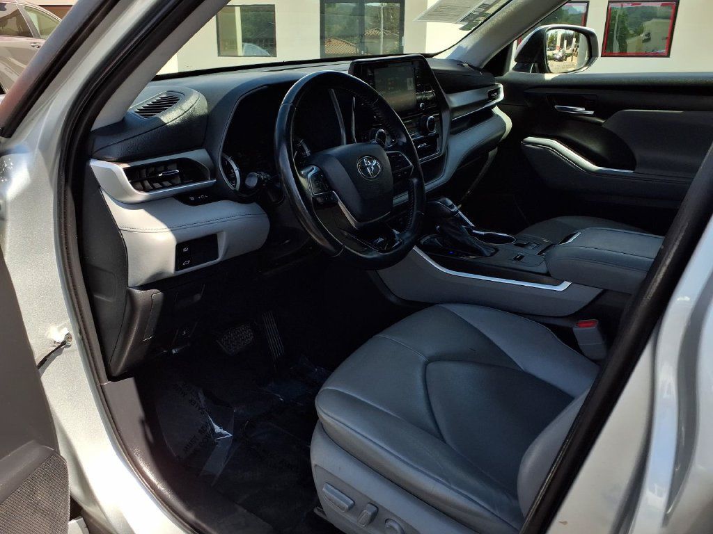 Used 2021 Toyota Highlander XLE FWD image 17