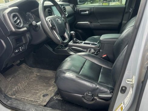 Used 2019 Toyota Tacoma TRD Off-Road AWD/4WD image 13