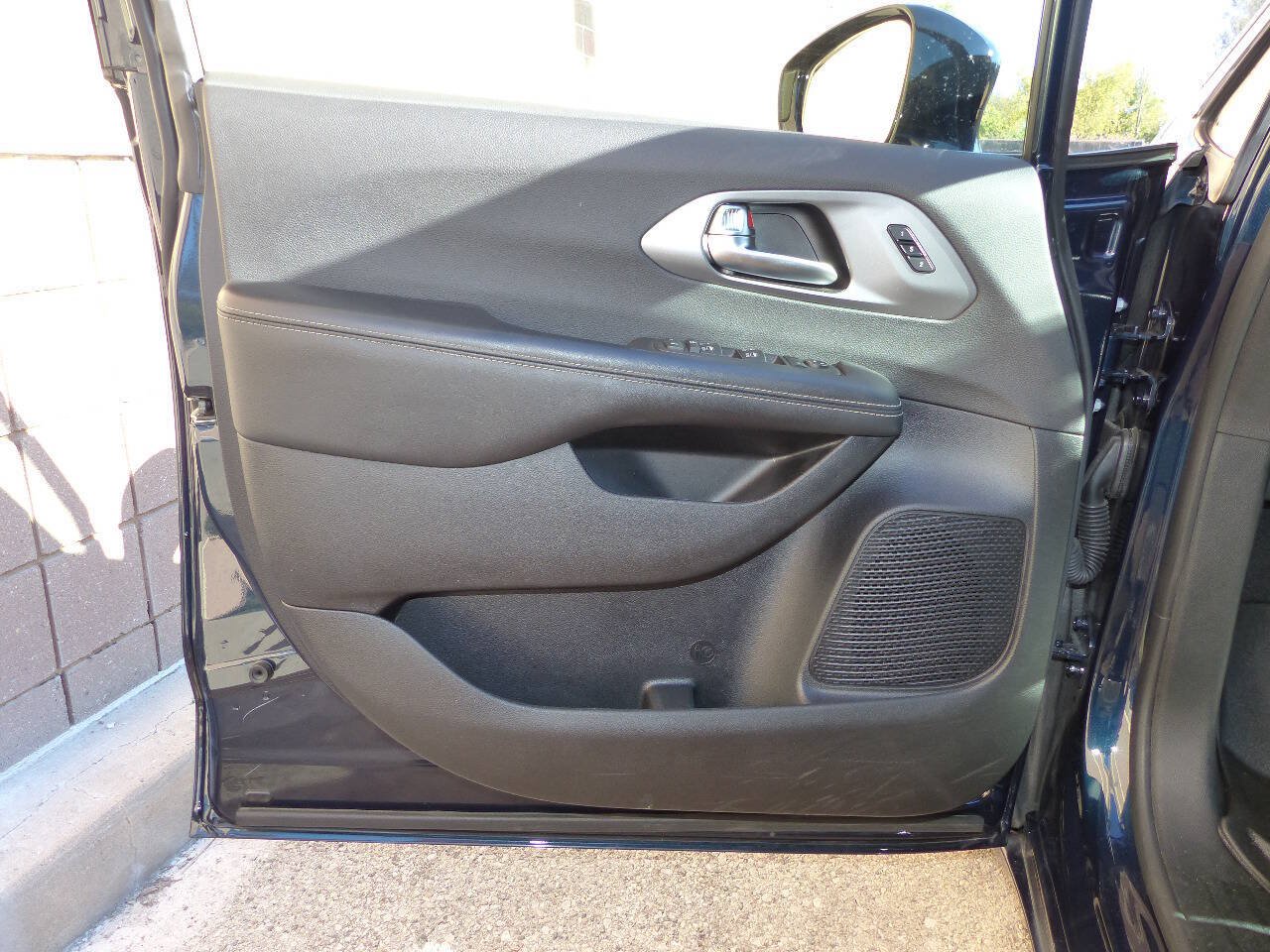 Used 2025 Chrysler Pacifica Select FWD image 26