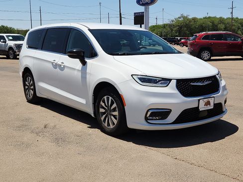 Used 2024 Chrysler Pacifica Limited FWD image 5