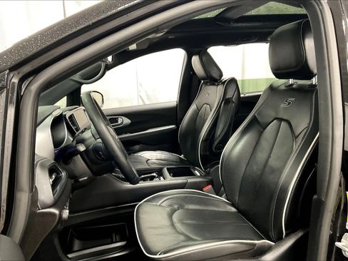 Used 2025 Chrysler Pacifica Limited image 10