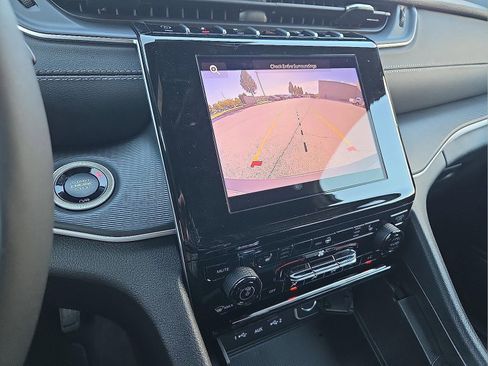 New 2025 Jeep Grand Cherokee L Laredo image 18