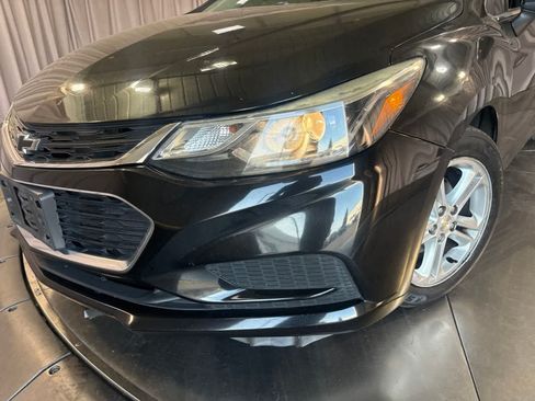 Used 2018 Chevrolet Cruze LT w/ Convenience Package FWD image 9