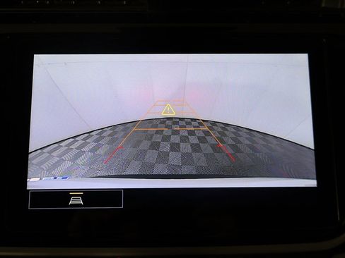 Used 2022 Chevrolet Bolt EUV LT w/ Comfort Package image 40