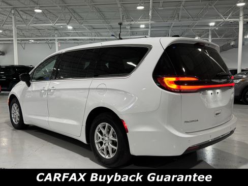 Used 2024 Chrysler Pacifica Touring-L image 2