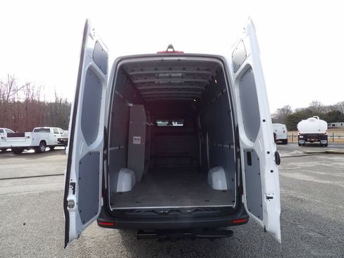 Used 2023 Mercedes-Benz Sprinter 2500 image 39