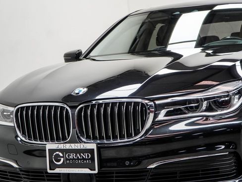 Used 2019 BMW 750i xDrive w/ Executive Package image 2