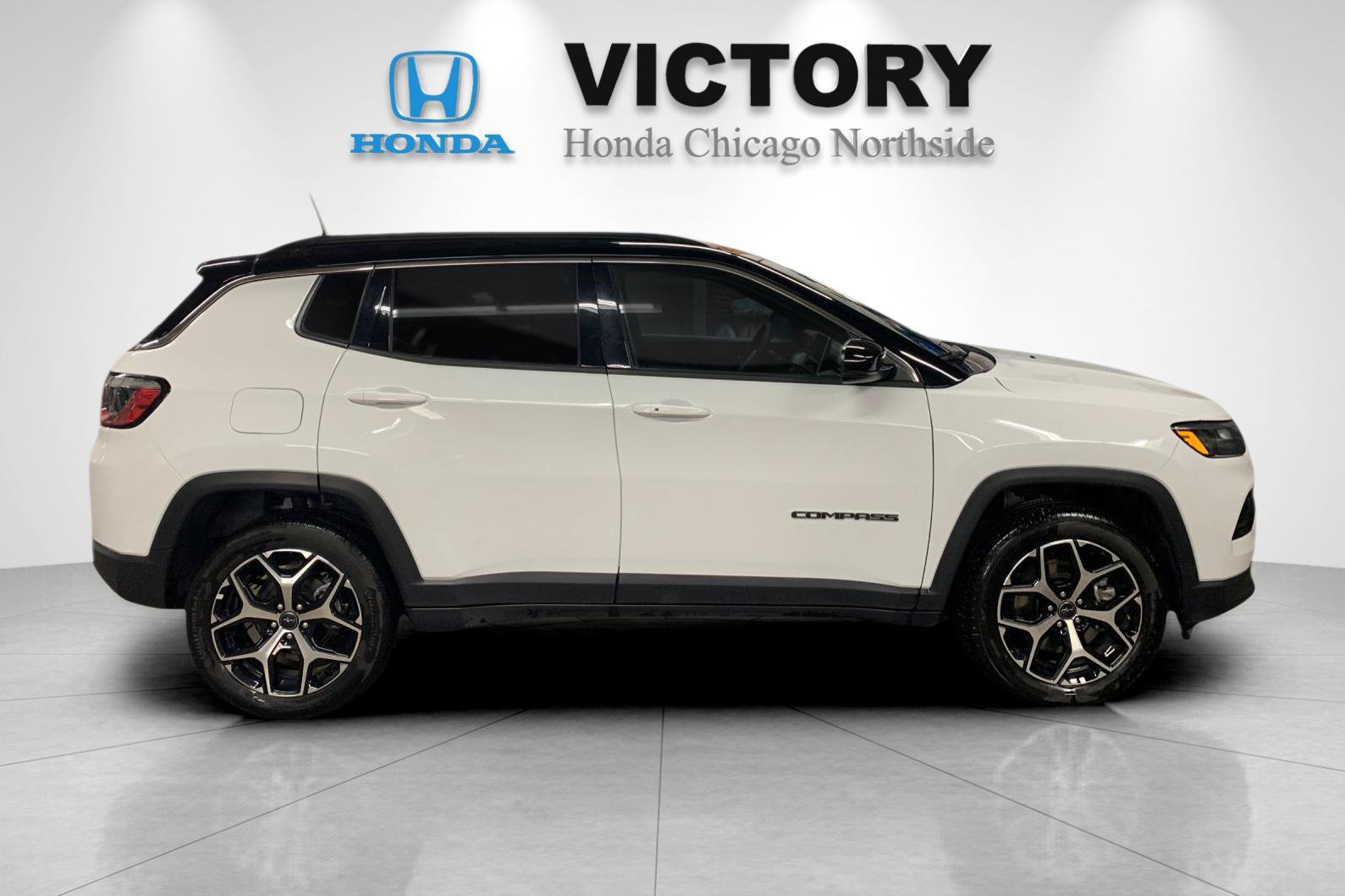 Used 2025 Jeep Compass Limited AWD/4WD image 2