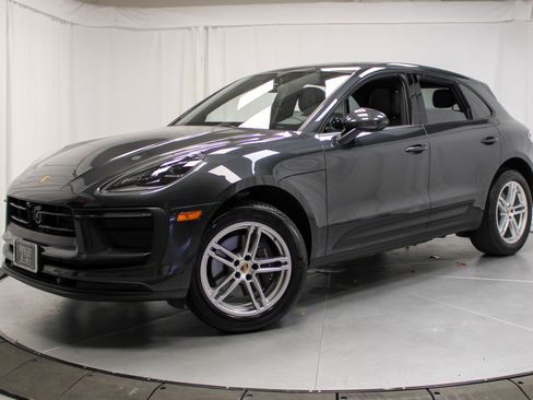 Certified 2025 Porsche Macan image 1