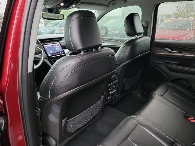 Used 2023 Jeep Grand Cherokee Limited w/ Black Appearance Package AWD/4WD image 11