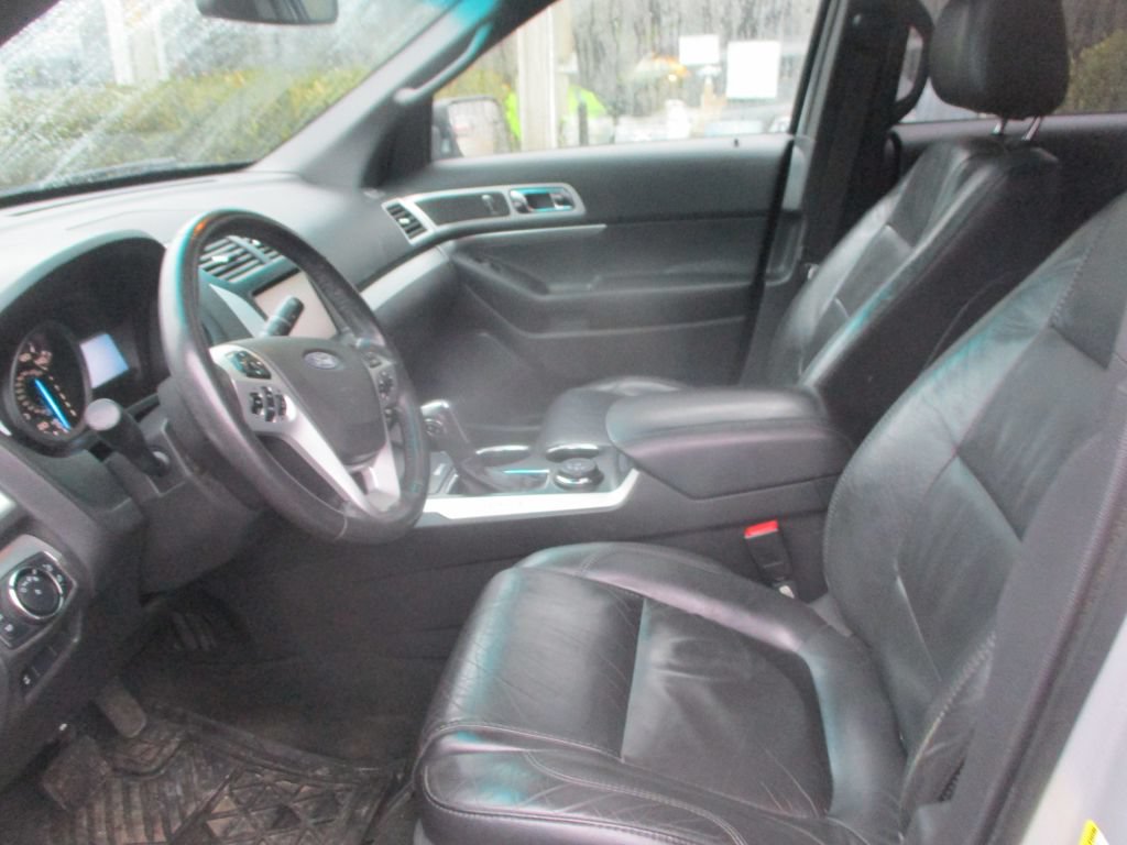 Used 2014 Ford Explorer XLT w/ Equipment Group 202A AWD/4WD image 11