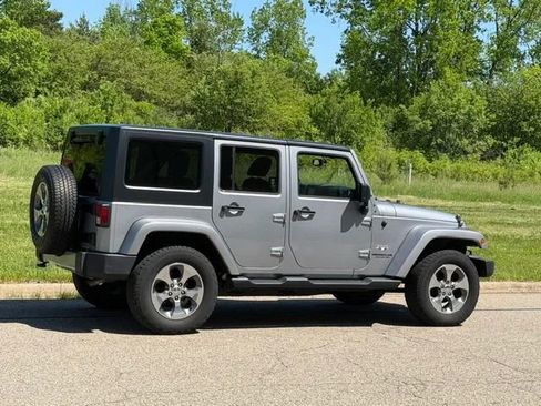 Used 2016 Jeep Wrangler Unlimited Sahara w/ Dual Top Group AWD/4WD image 3