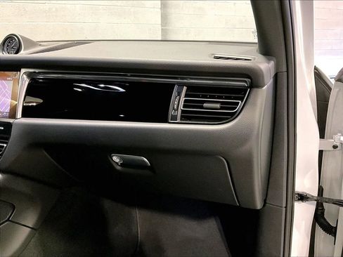 Used 2025 Porsche Macan image 19