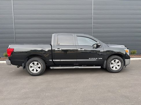 Used 2019 Nissan Titan SV image 5