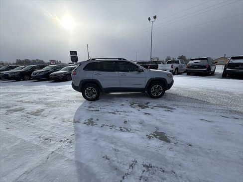 Used 2019 Jeep Cherokee Trailhawk w/ Cold Weather Group AWD/4WD image 6